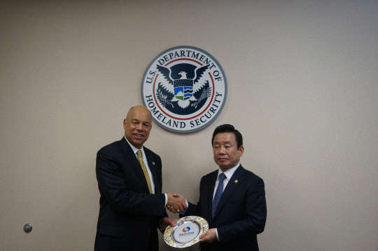 박인용 국민안전처 장관(오른쪽)은 23일(현지시간) 미국 국토안보부를 방문해 제이 존스 장관과 업무협의를 논의하고 기념품을 교환했다. 국민안전처 제공